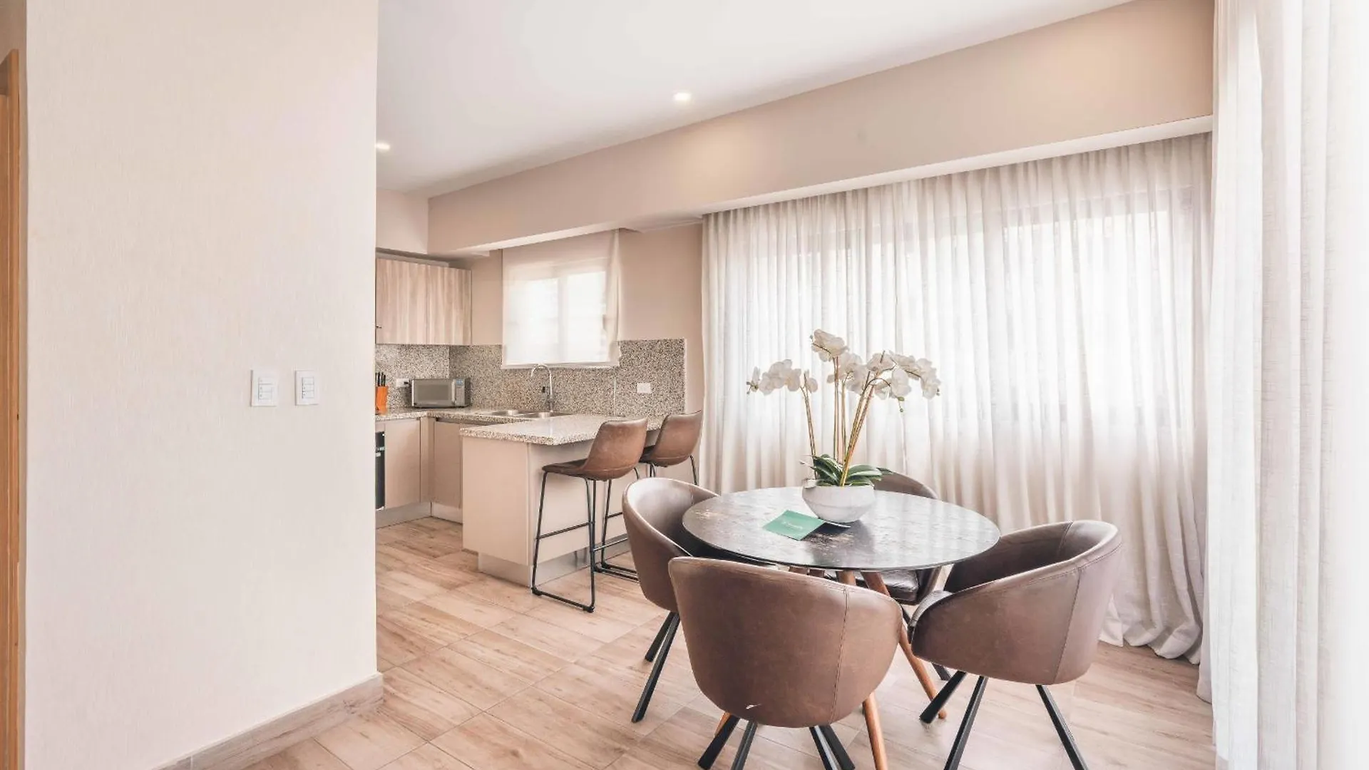 Fully Serviced Apartment At Regatta Living - 3B Santo Domingo